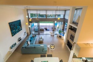 Villa, Smoking