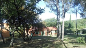 A house with a red roof, surrounded by trees and a grassy yard. - Maison Avec Piscine Dans le Parc du Luberon, Chemin de Randonnée à Proximité (Gargas)