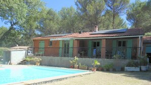 A house with a swimming pool, a fenced patio, and a garden with potted plants. - Maison Avec Piscine Dans le Parc du Luberon, Chemin de Randonnée à Proximité (Gargas)