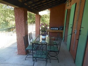 Outdoor dining - Maison Avec Piscine Dans le Parc du Luberon, Chemin de Randonnée à Proximité (Gargas)