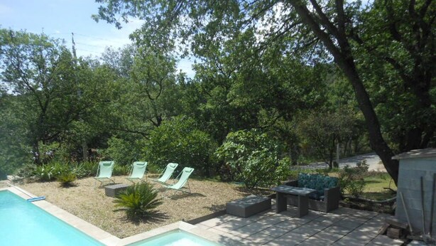 A backyard with a swimming pool, lounge chairs, and a patio area. - Maison Avec Piscine Dans le Parc du Luberon, Chemin de Randonnée à Proximité (Gargas)