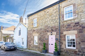 Exterior - Luxury Styled Cottage next to Seahouses Harbour  (Seahouses)