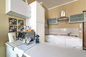 Fridge, dishwasher, coffee/tea maker, toaster