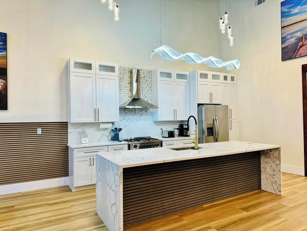 Fridge, microwave, oven, stovetop - Luxury Downtown Home • 4BR • 5 Bath • Sleeps 10. Near Lake Martin (Alexander)