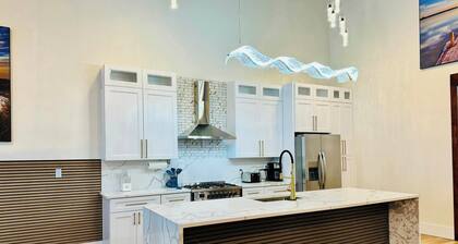 Luxury Downtown Home • 4BR • 5 Bath • Sleeps 10. Near Lake Martin