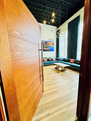 Smart TV - Luxury Downtown Home • 4BR • 5 Bath • Sleeps 10. Near Lake Martin (Alexander)