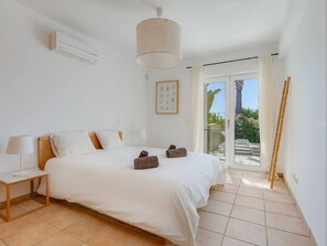 2 bedrooms, iron/ironing board, WiFi - Premium villa with swimming pool (Lagos)