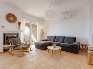 TV - Premium villa with swimming pool (Lagos)