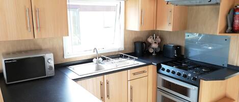 Chalet | Private kitchen | Fridge, microwave, oven, stovetop