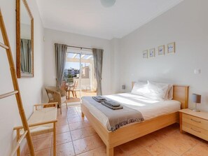 4 bedrooms, iron/ironing board, WiFi
