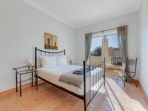 4 makuuhuonetta, silitysrauta/-lauta, Wi-Fi