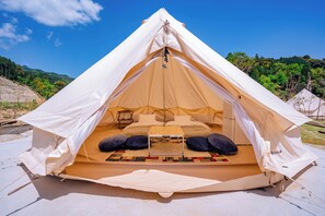 Basic-Vierbettzimmer, zum Garten hin | Kostenlose Minibar, Schreibtisch, Bettwäsche