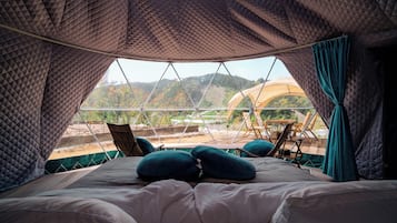 Chambre Quadruple, vue montagne, en angle (Pet Allowed) | Articles gratuits dans le mini-bar, bureau, draps fournis