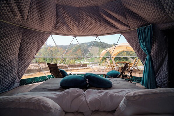 Basic-Vierbettzimmer, Bergblick, Eckzimmer (Pet Allowed) | Kostenlose Minibar, Schreibtisch, Bettwäsche