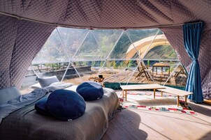 Minibar con artículos gratuitos, escritorio y ropa de cama