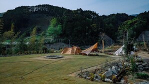 Un terrain de camping avec des tentes et un champ d’herbe.