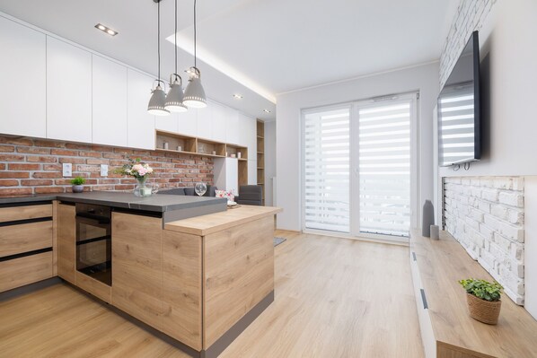 Oven, dishwasher, electric kettle, cookware/dishes/utensils - Studio Tauron Arena Kraków by Renters (Kraków)