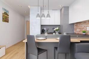 Oven, dishwasher, electric kettle, cookware/dishes/utensils - Studio Tauron Arena Kraków by Renters (Kraków)