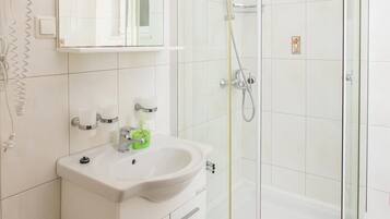 Studio (Apartments Miljan Popovic - Studio Ap) | Bathroom | Shower, towels