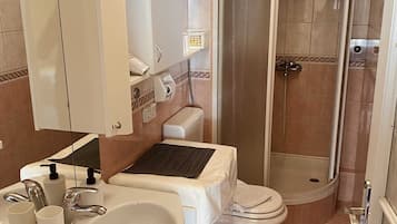 Apartment (Apartment Tomasović Old Town - One-B) | Badezimmer | Dusche, Handtücher