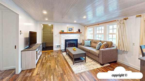 TV, fireplace - Captain and Crew at Seaside Beach (Seaside)