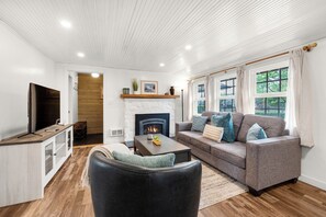 TV, fireplace