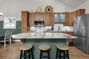 Fridge, microwave, oven, stovetop - Captain and Crew at Seaside Beach (Seaside)