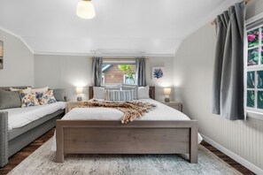 5 bedrooms, iron/ironing board, free WiFi, bed sheets