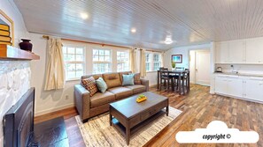 TV, fireplace - Captain and Crew at Seaside Beach (Seaside)