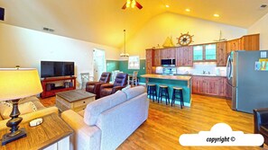 TV, fireplace - Captain and Crew at Seaside Beach (Seaside)