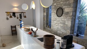 Een koffiezetapparaat/waterkoker, een vaatwasser, een kinderstoel