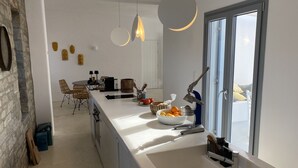 Een koffiezetapparaat/waterkoker, een vaatwasser, een kinderstoel