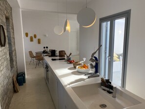 Dishwasher, coffee/tea maker, high chair, cookware/dishes/utensils - The Hedonist Square (Paros)