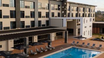 Una piscina al aire libre