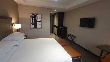 Executive Room | In-room safe, individually decorated, individually furnished, desk