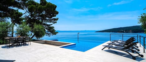 حمّام سباحة مُدفَّأ