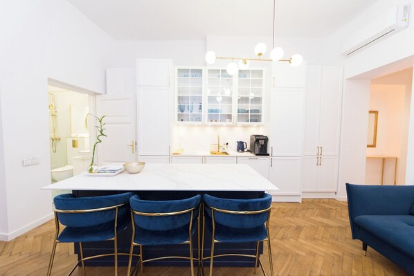 City-Apartment | Essbereich im Zimmer