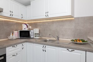 Kjøleskap, ovn, kokeplater og oppvaskmaskin