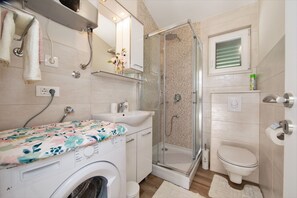 Een douche, een haardroger, handdoeken