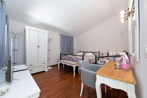 1 slaapkamer, een strijkplank/strijkijzer, gratis wifi, beddengoed