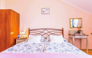 2 bedrooms, iron/ironing board, travel cot, free WiFi