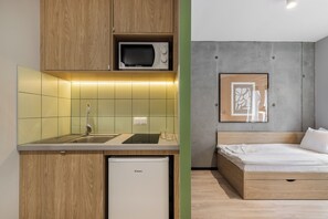 Business Studio | Private kitchen | Full-size fridge, microwave - NextDoor Apartments (Kraków)