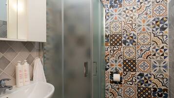 Dusche, Haartrockner, Bidet, Handtücher