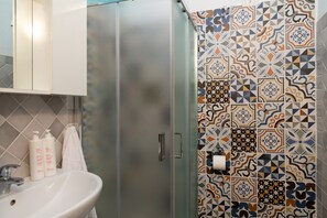 Een douche, een haardroger, handdoeken, zeep