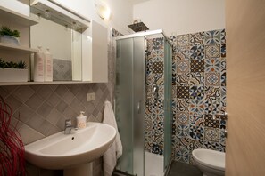 Douche, sĂšche-cheveux, serviettes fournies