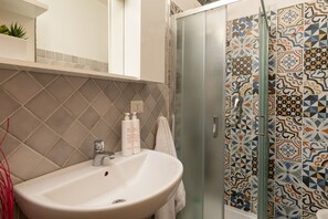 Shower, hair dryer, towels, soap - Iknos Suites by Wonderful Italy - Sunflower (Olbia)