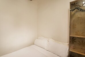 2 habitaciones, tabla de planchar con plancha y ropa de cama 