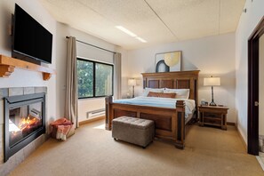 3 bedrooms, free WiFi, bed sheets - The Villa - 3BR Escape for 14 w/ Private Whirlpool & Pet-Friendly (Wisconsin Dells)