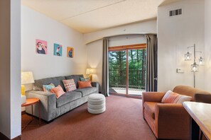 Smart TV, fireplace - The Villa - 3BR Escape for 14 w/ Private Whirlpool & Pet-Friendly (Wisconsin Dells)