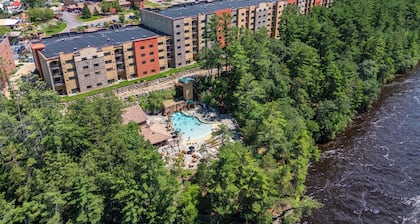 The Villa - 3BR Luxury Retreat for 14 w/ Whirlpool Tub & Pet-Friendly Setup